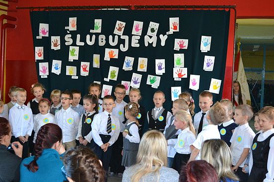 Grafika #1: Ślubowanie uczniów klas pierwszych