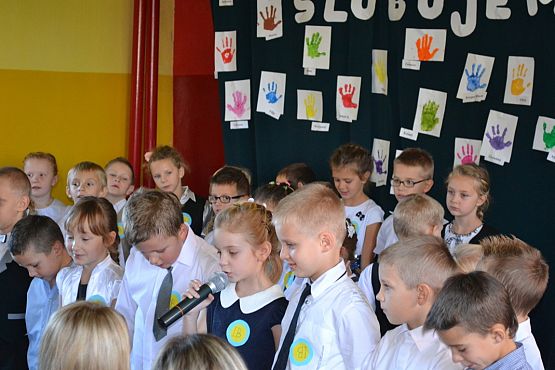 Grafika #4: Ślubowanie uczniów klas pierwszych