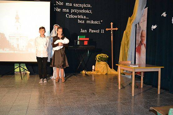 Grafika #0: 8 rocznica nadania imienia Jana Pawła II Zespołowi Szkół w Łebieniu