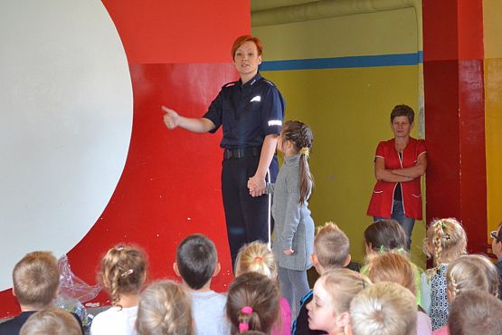 Grafika #2: Spotkanie uczniów klas I - III SP z policjantami