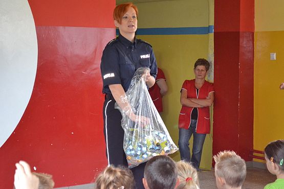 Grafika #4: Spotkanie uczniów klas I - III SP z policjantami