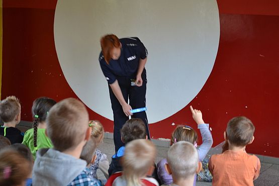 Grafika #5: Spotkanie uczniów klas I - III SP z policjantami