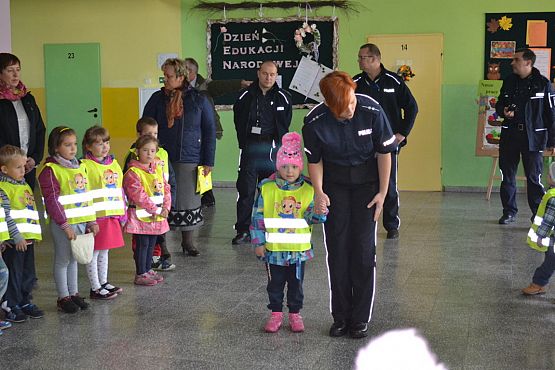 Grafika #4: Spotkanie przedszkolaków z policjantami