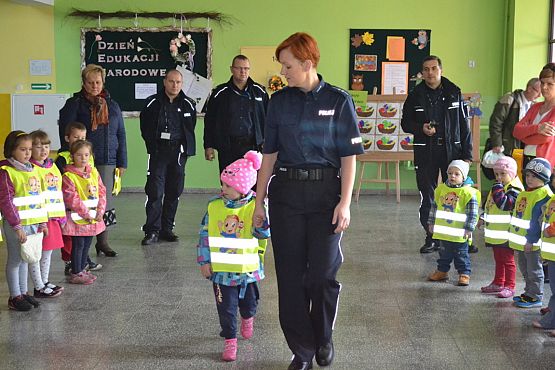 Grafika #5: Spotkanie przedszkolaków z policjantami
