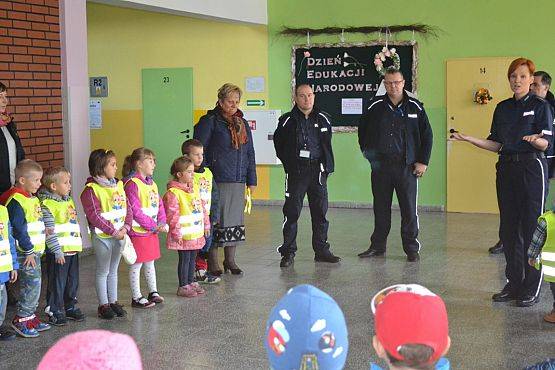 Grafika #6: Spotkanie przedszkolaków z policjantami