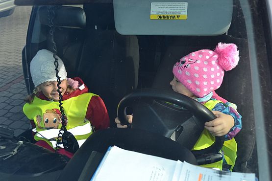 Grafika #13: Spotkanie przedszkolaków z policjantami