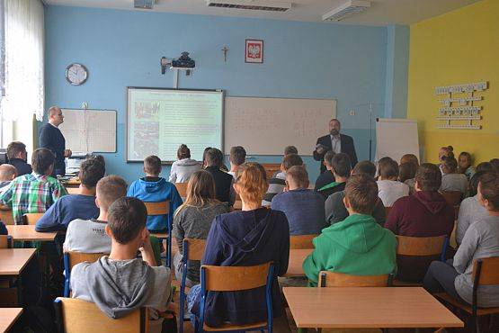 Grafika #0: Spotkanie uczniów klas trzecich gimnazjalnych z pracownikami PCE w Lęborku
