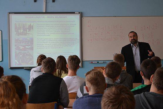 Grafika #1: Spotkanie uczniów klas trzecich gimnazjalnych z pracownikami PCE w Lęborku