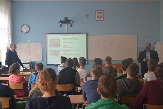 Grafika #2: Spotkanie uczniów klas trzecich gimnazjalnych z pracownikami PCE w Lęborku