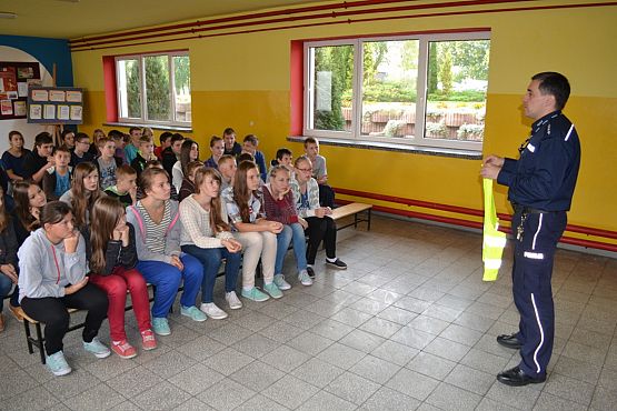 Grafika #1: Policjanci z wizytą u gimnazjalistów