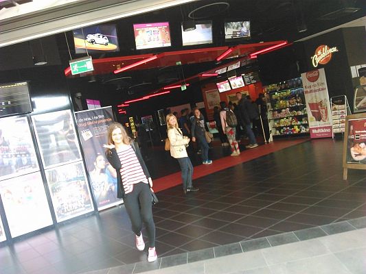 Grafika #1: Wyjazd gimnazjalistów do kina na film Miasto 44