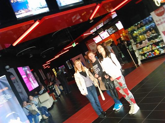 Grafika #2: Wyjazd gimnazjalistów do kina na film Miasto 44