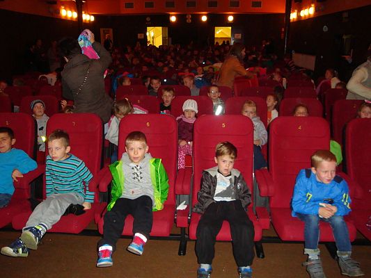 Grafika #1: Przedstawienie teatralne w kinie "Fregata"