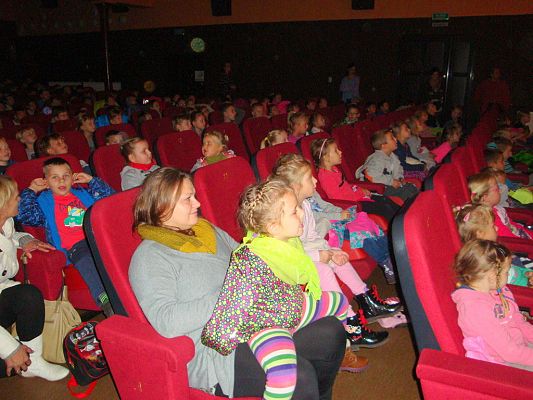 Grafika #4: Przedstawienie teatralne w kinie "Fregata"