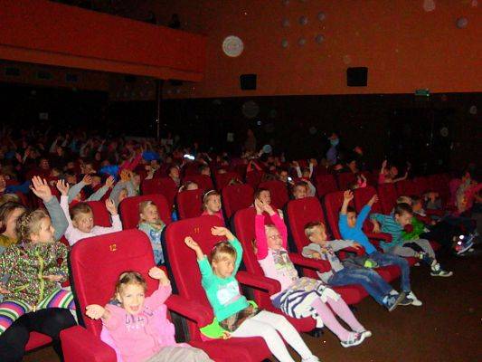 Grafika #2: Przedstawienie teatralne w kinie "Fregata"