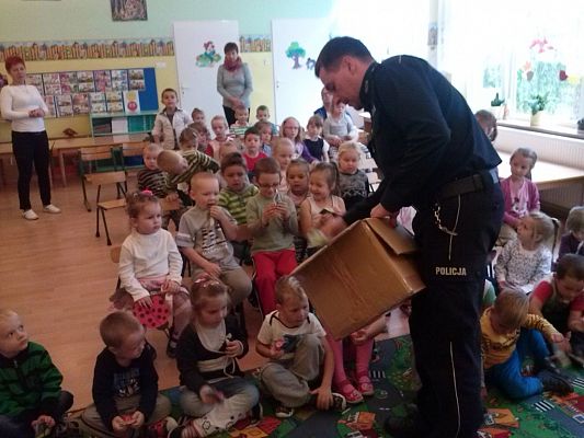 Grafika #3: Spotkanie przedszkolaków z policjantami