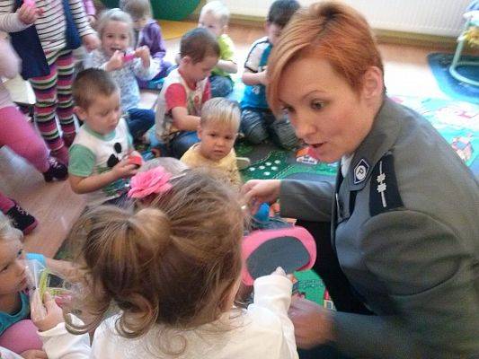 Grafika #4: Spotkanie przedszkolaków z policjantami