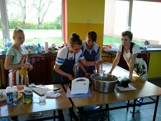 Grafika #1: Pomagam Homo-Homini