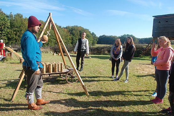 Grafika #1: Dzień życia w średniowiecznym obozie wojskowym - Święcino