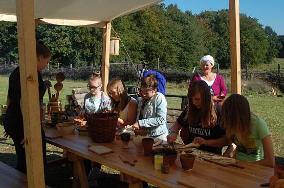 Grafika #0: Dzień życia w średniowiecznym obozie wojskowym - Święcino