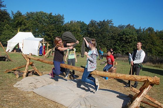 Grafika #3: Dzień życia w średniowiecznym obozie wojskowym - Święcino