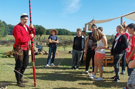 Grafika #7: Dzień życia w średniowiecznym obozie wojskowym - Święcino