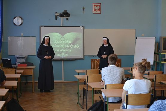 Grafika #0: Goście w Gimnazjum