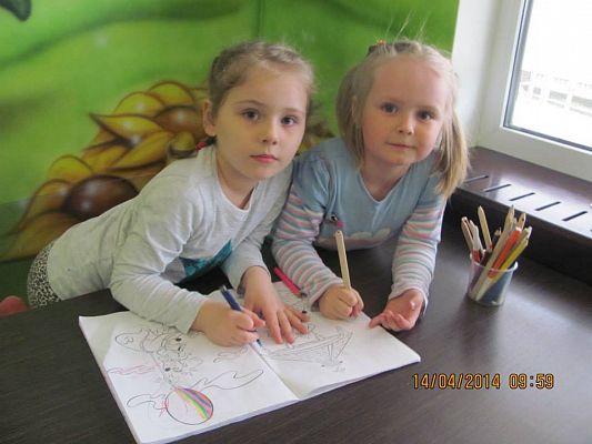 Grafika #1: Pięciolatki w Smykolandii