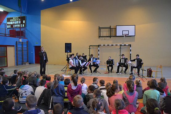 Grafika #1: Koncert muzyczny akordeonistów