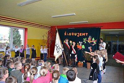 Grafika #1: Ślubowanie uczniów klasy pierwszej