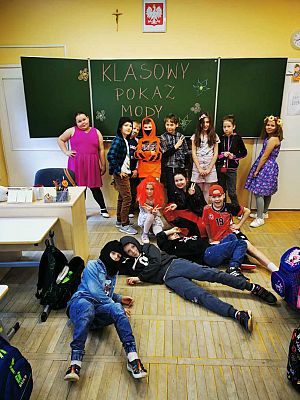 Grafika #0: KLASOWY POKAZ MODY