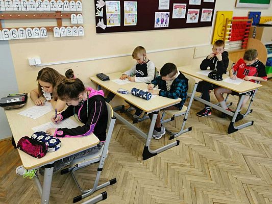 Grafika #18: LOGUJ SIĘ Z GŁOWĄ, CZYLI JAK BEZPIECZNIE KORZYSTAĆ Z INTERNETU