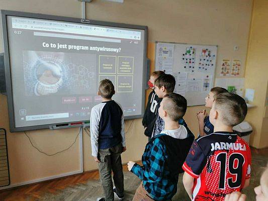 Grafika #11: LOGUJ SIĘ Z GŁOWĄ, CZYLI JAK BEZPIECZNIE KORZYSTAĆ Z INTERNETU