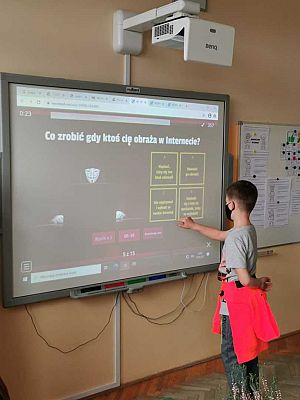 Grafika #10: LOGUJ SIĘ Z GŁOWĄ, CZYLI JAK BEZPIECZNIE KORZYSTAĆ Z INTERNETU