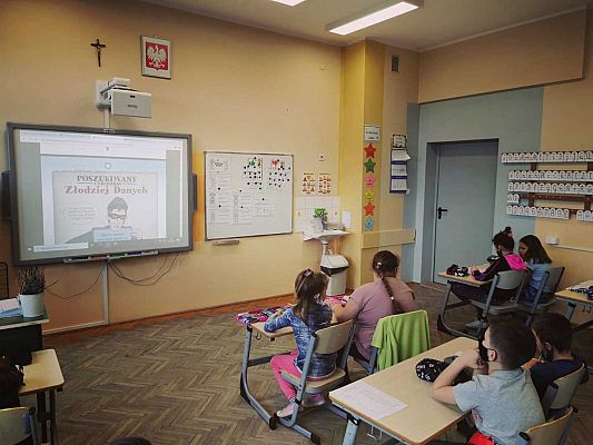 Grafika #4: LOGUJ SIĘ Z GŁOWĄ, CZYLI JAK BEZPIECZNIE KORZYSTAĆ Z INTERNETU